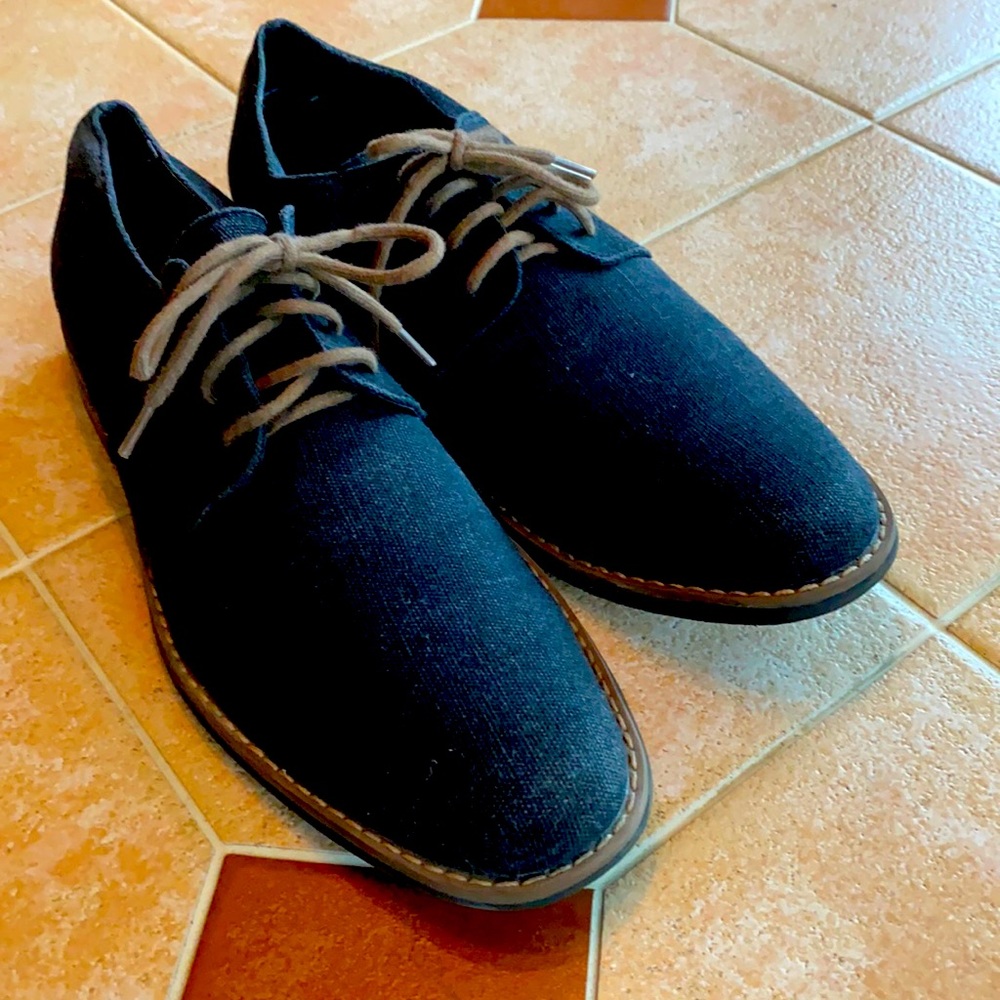 Men’s navy blue dress shoes